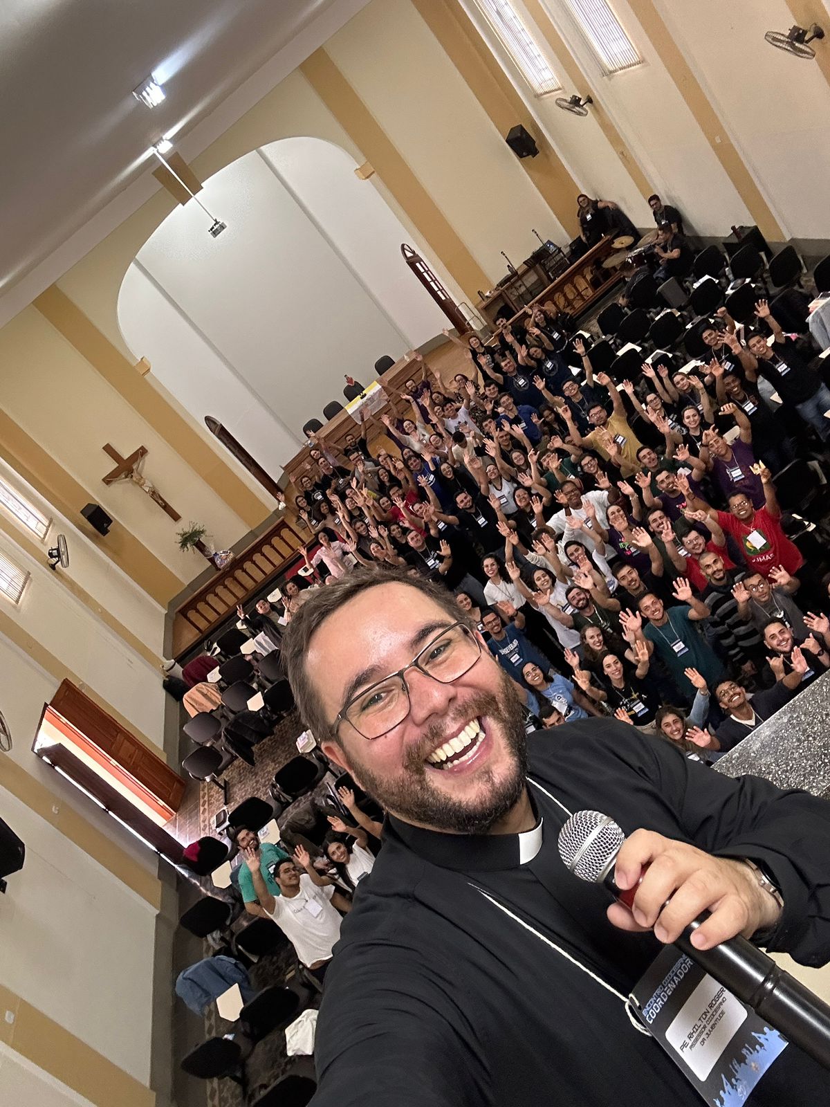 padre rhilton e jovens no encontro diocesano de coordenadores de 2024